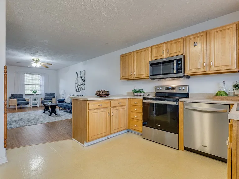 659 Beaverview Dr — Photo 2