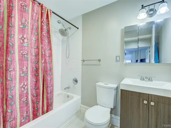 135-46 Grand Central Parkway South Sr image 13 of 17