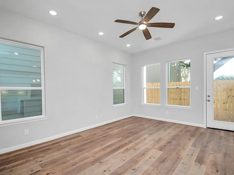2355 Hoskins Dr — Photo 6