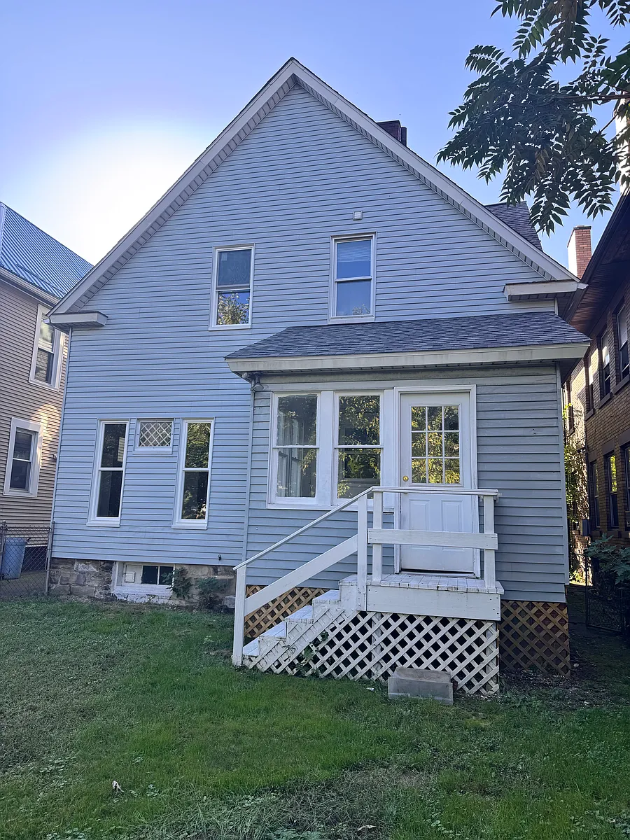 Building Photo - 912 W 9th St