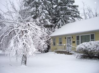 77 Harding Rd, Williamsville, NY 14221