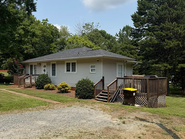 415 Dumont Ave — Photo 2