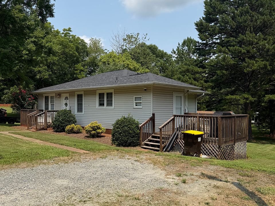 2nd image of 415 Dumont Ave