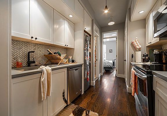 2nd image of 546 Bainbridge St APT 3L