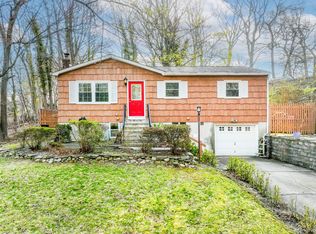 71 Rosewood Rd, Rocky Point, NY 11778