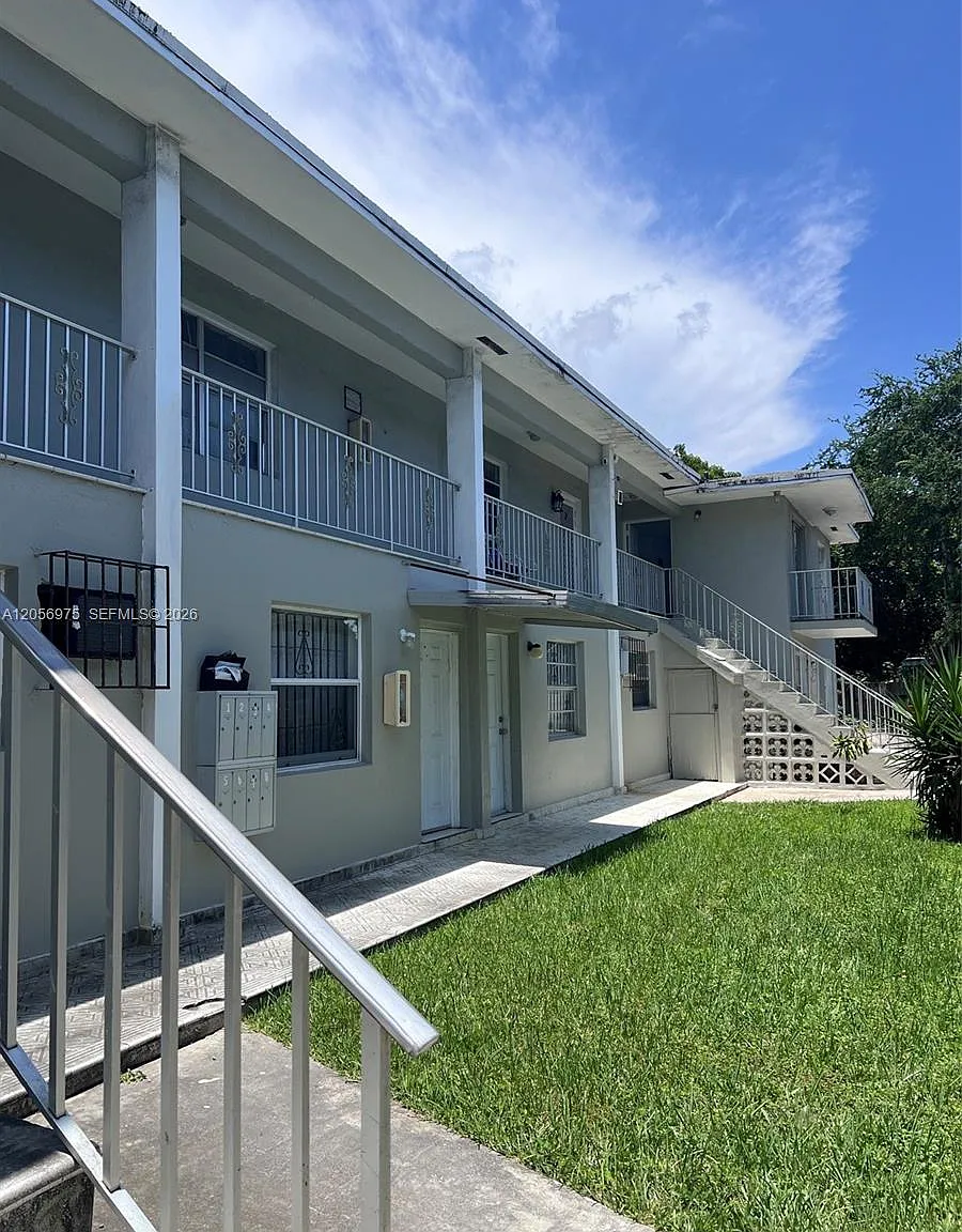 2 bed, 1.0 bath, $1,600 — Photo 1