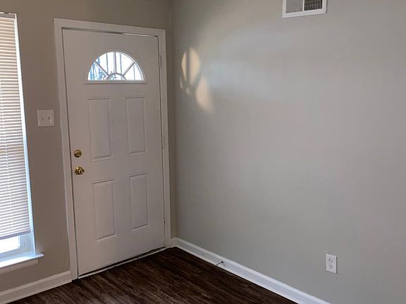 3rd image of 4685 Hillmont Ave