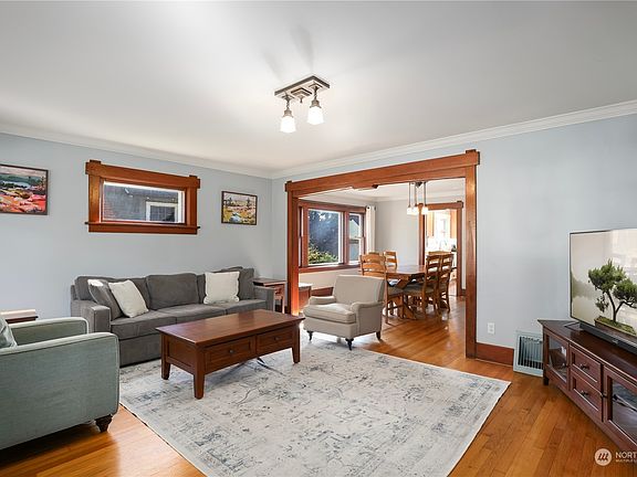 3rd image of 714 N Ainsworth Avenue