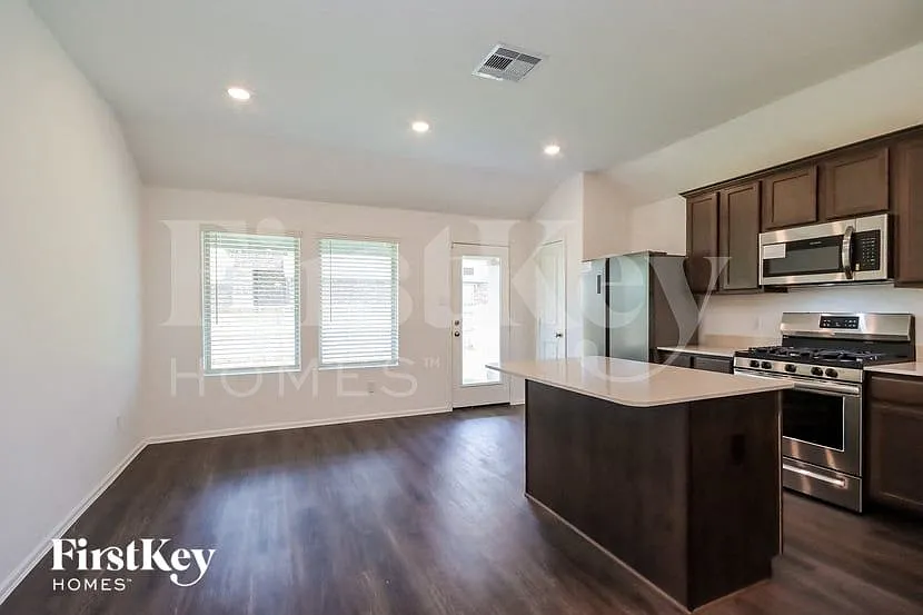 4 bed, 2.0 bath, 1922 sqft, $2,370 — Photo 4