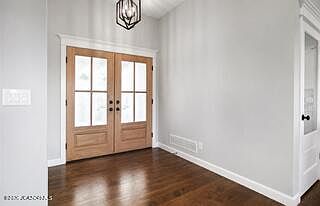 2nd image of 2425 Kirk Dr