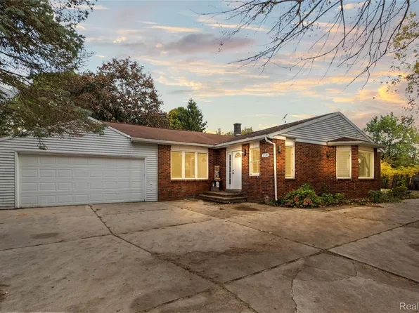 2124 Welch Rd, Commerce Township, MI 48390