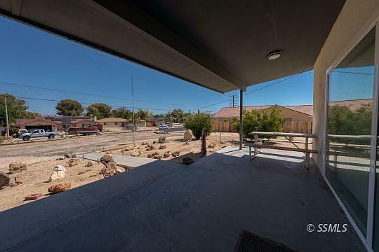 4th image of 1009 W Las Flores Ave
