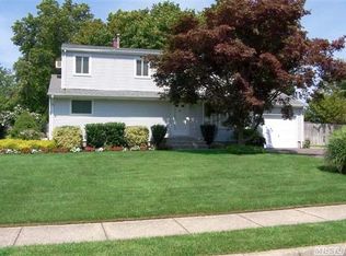 7 Bataan Dr, Holbrook, NY 11741