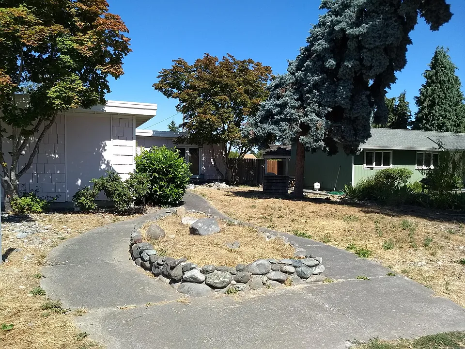 W Hemlock St
