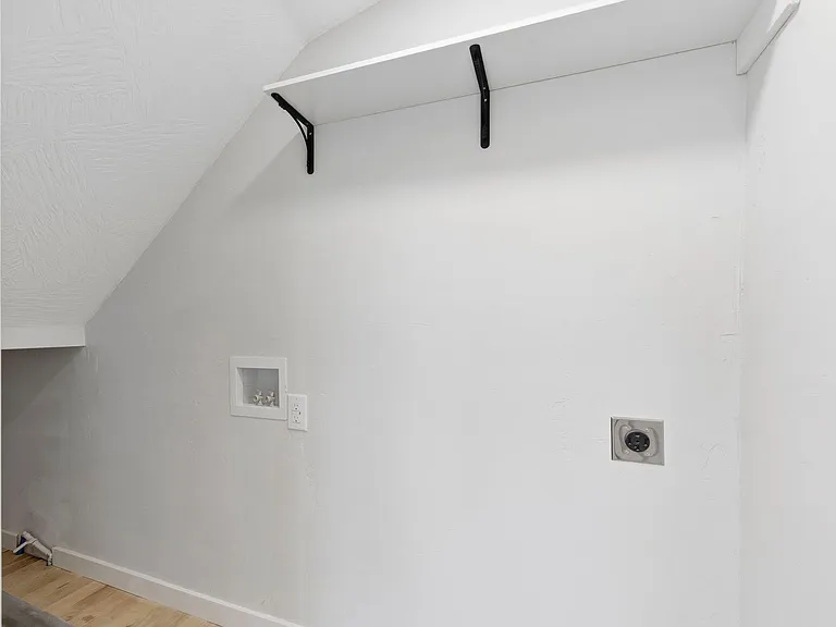 2831 E University St — Photo 22