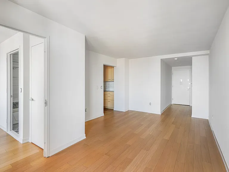 Columbus Cir #S33D — Photo 7