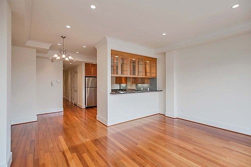 2nd image of 420 Collingwood St