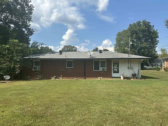 2nd image of 140 Shaw Ln