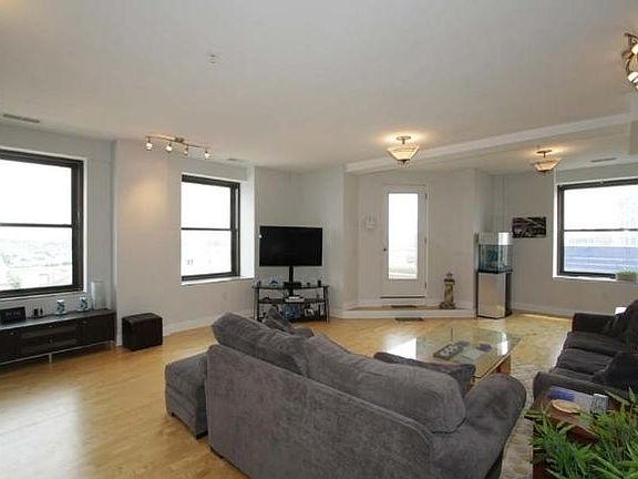 5th image of 606 W Wisconsin Ave Unit 1802