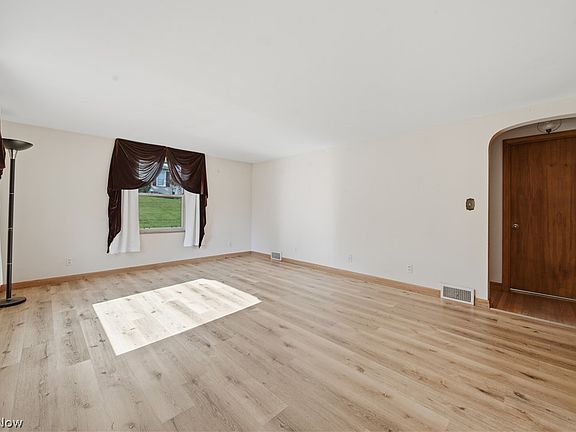 5th image of 942 32nd St NW