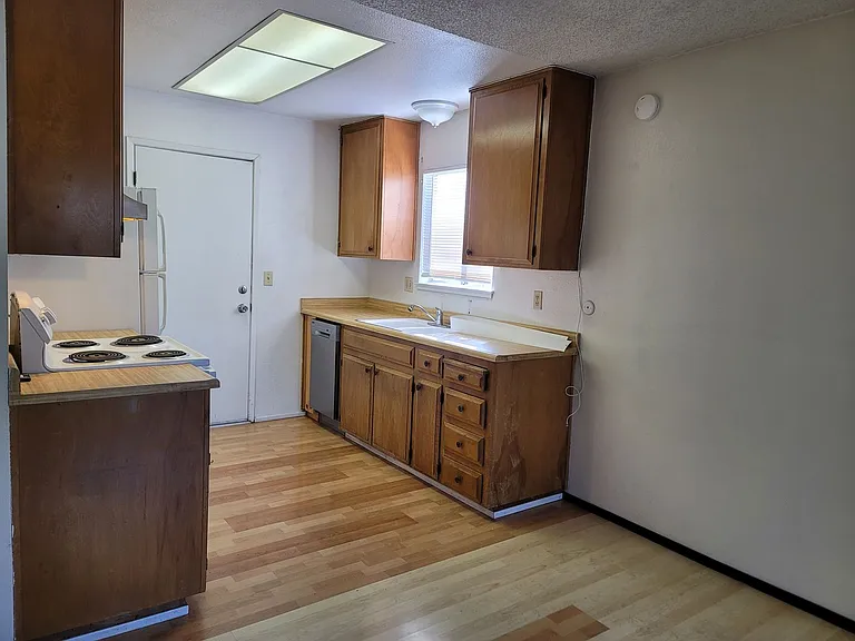1031 Fallbrook Dr — Photo 2