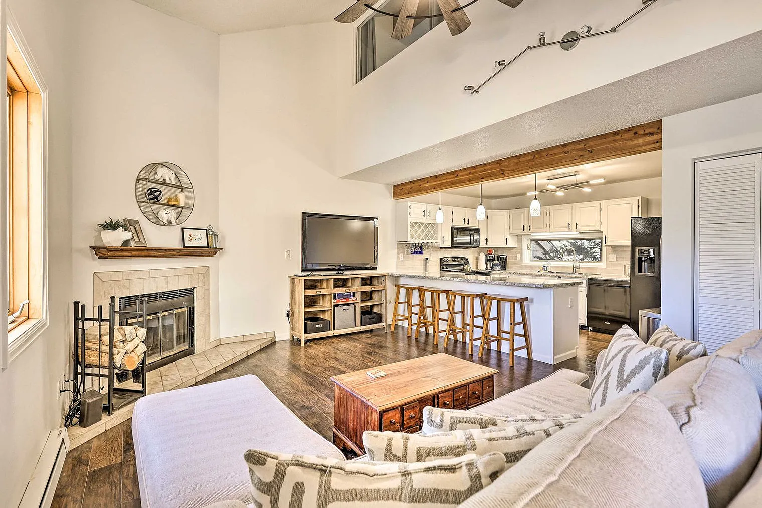 4 bed, 2.0 bath, 1367 sqft, $5,151 — Photo 2