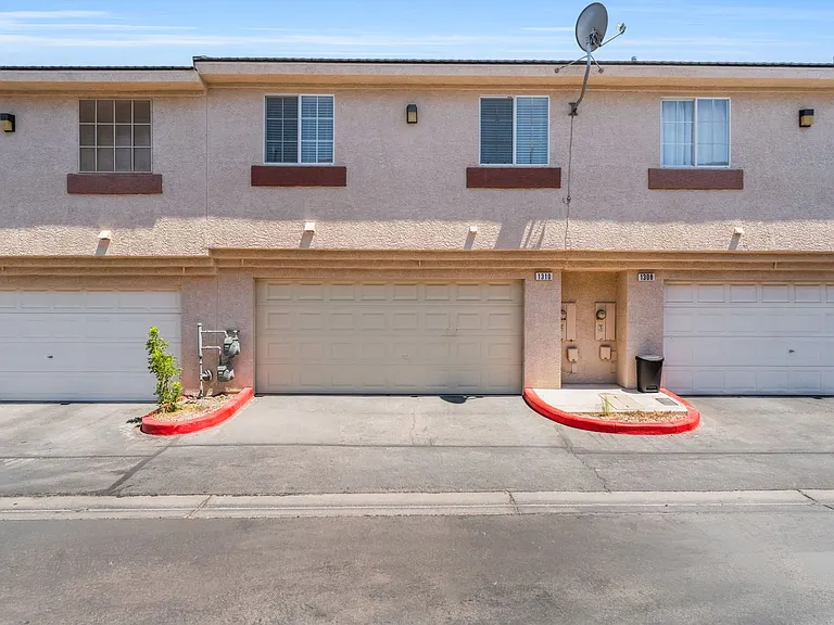 1310 Dusty Creek St — Photo 2