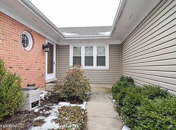 2nd image of 517 W Ashford Ln