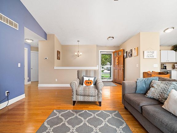 5th image of 2138 Hollyhock St NE