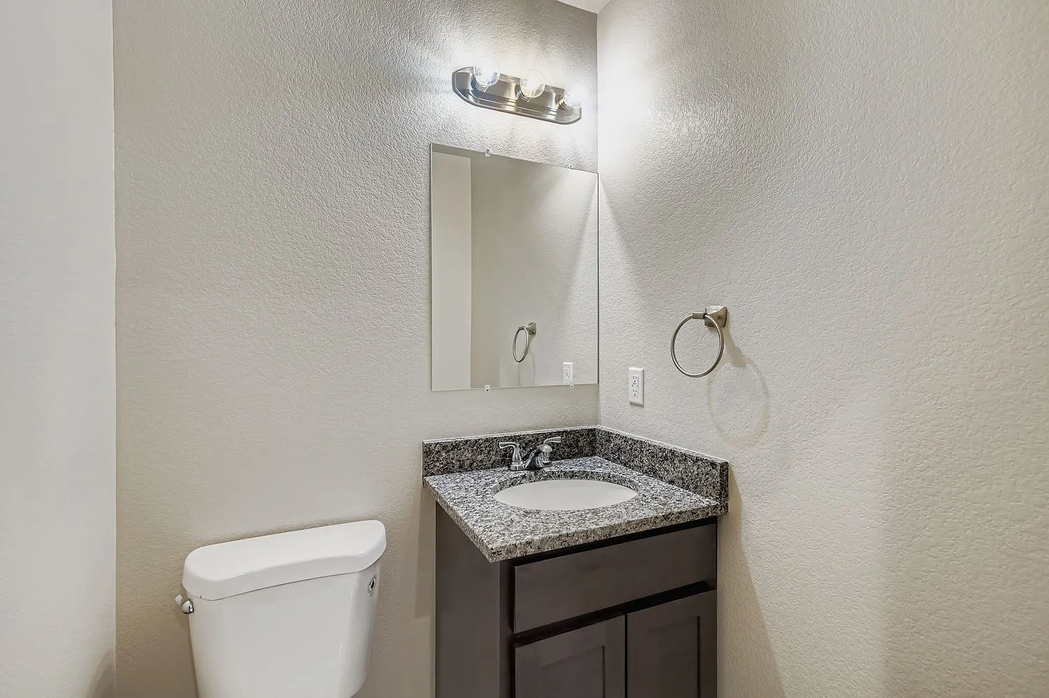 4 bed, 3.5 bath, 3967 sqft, $3,295 — Photo 4