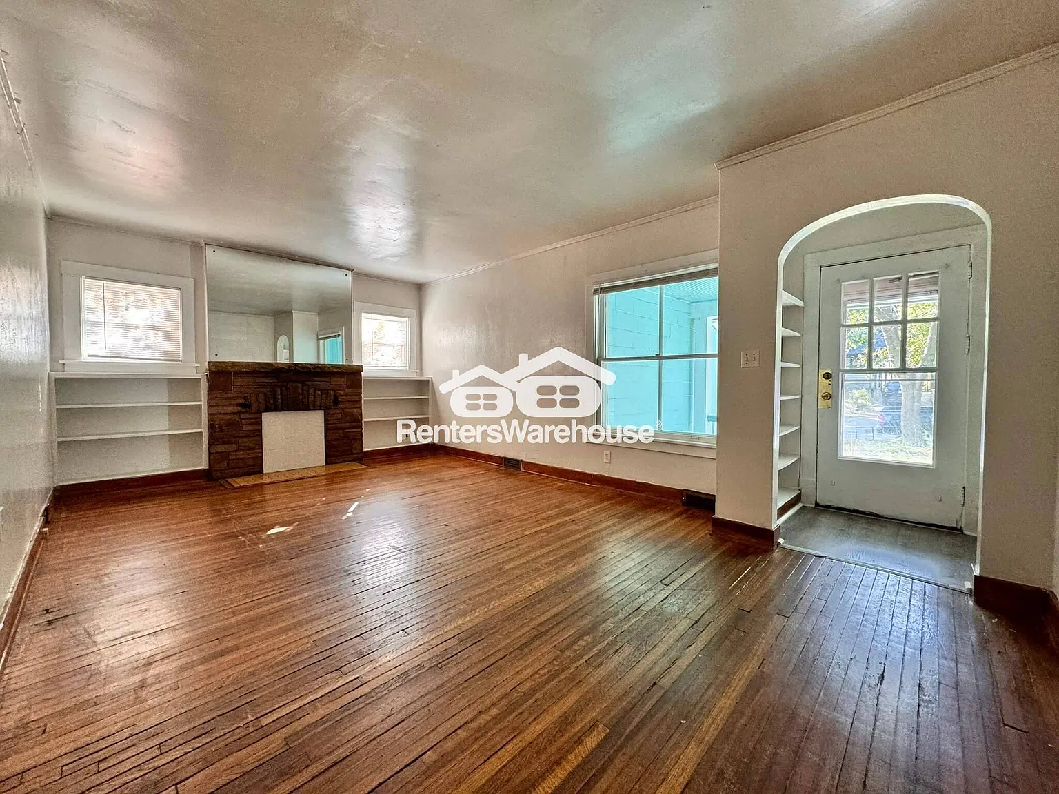 Large 2 Bedroom 1 Bath Duplex — Photo 2