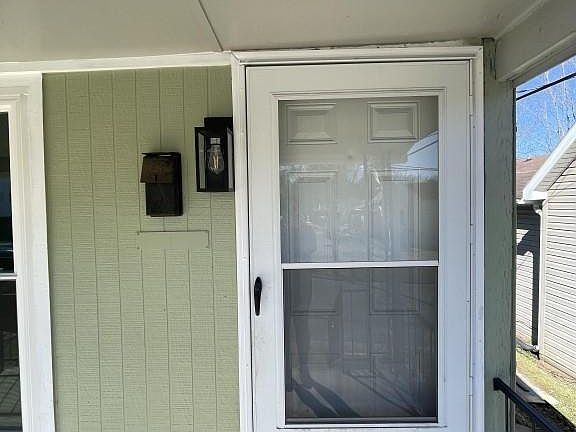 3rd image of 225 E Sharpe St