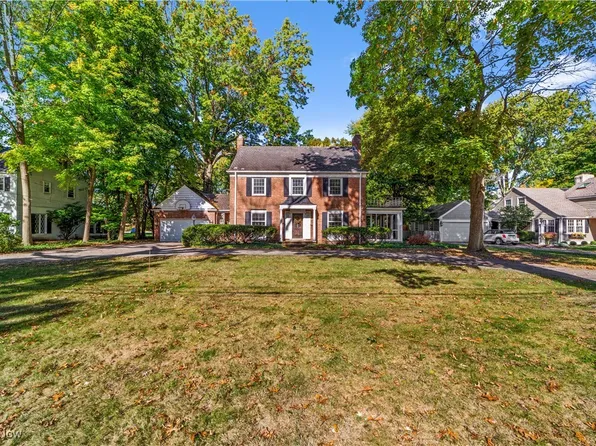 18860 Rivercliff Dr, Fairview Park, OH 44126