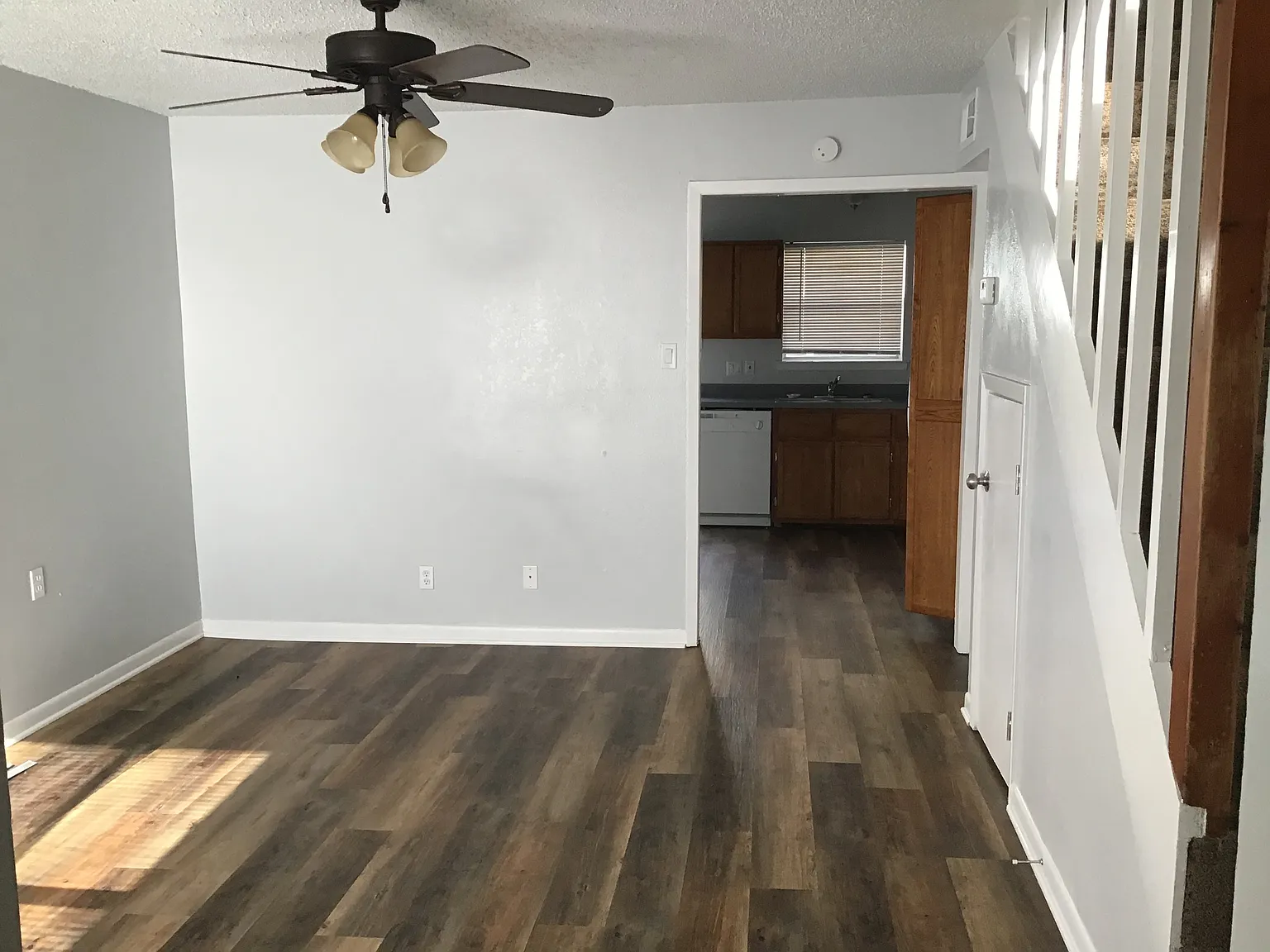 2 bed, 1.5 bath, 872 sqft, $1,050 — Photo 2