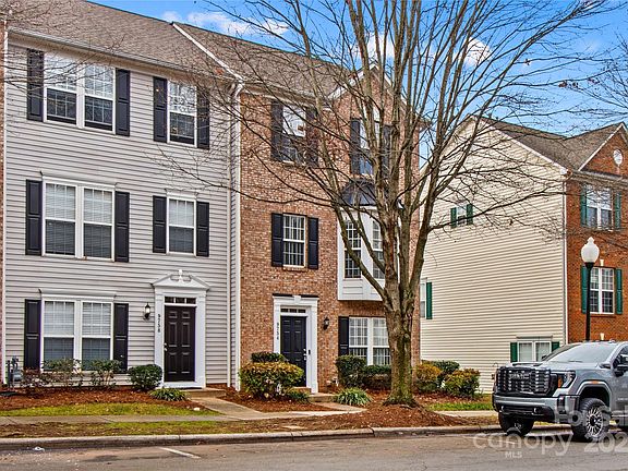 3rd image of 9754 Blossom Hill Dr