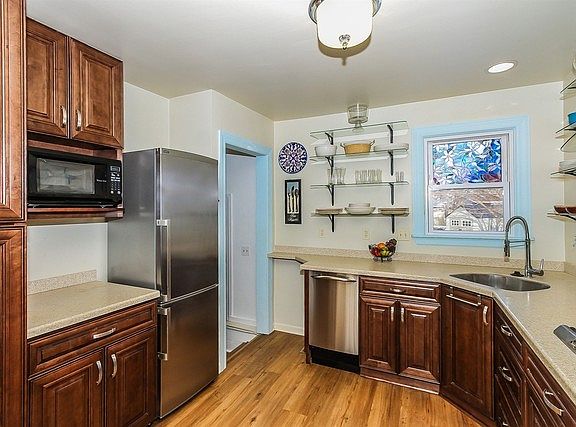 4th image of 238 Charles St