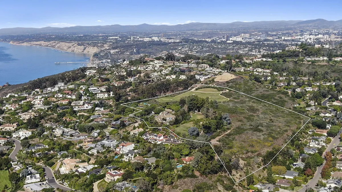 Building Photo - 7007 Country Club Dr