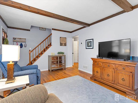 4th image of 16 Hawthorne Ave