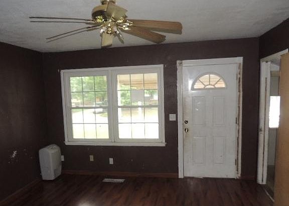 2nd image of 921 SW 52nd St
