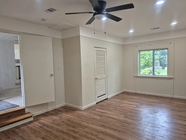 210 W Yale Ave — Photo 10