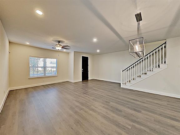 4th image of 304 Ferndale St