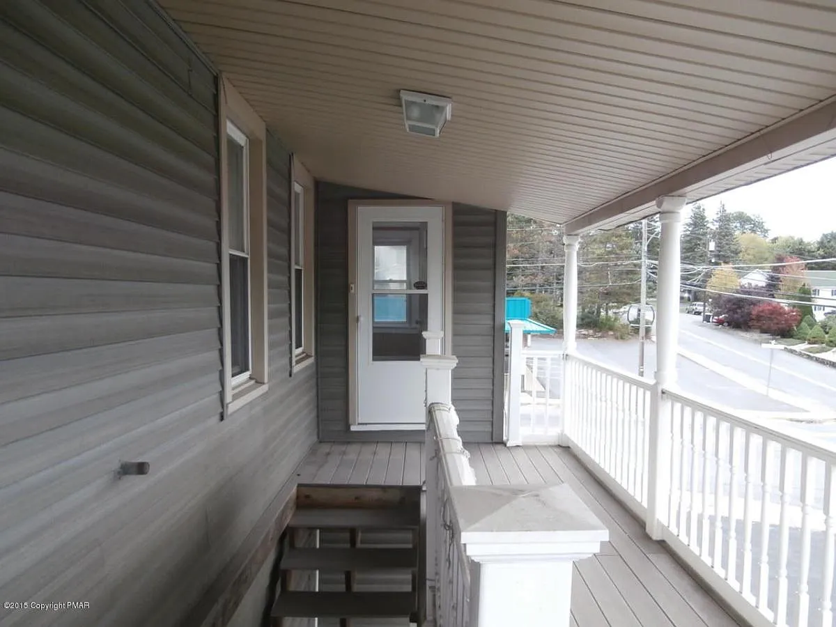 3 bed, 1.0 bath, 1350 sqft, $1,950 — Photo 2