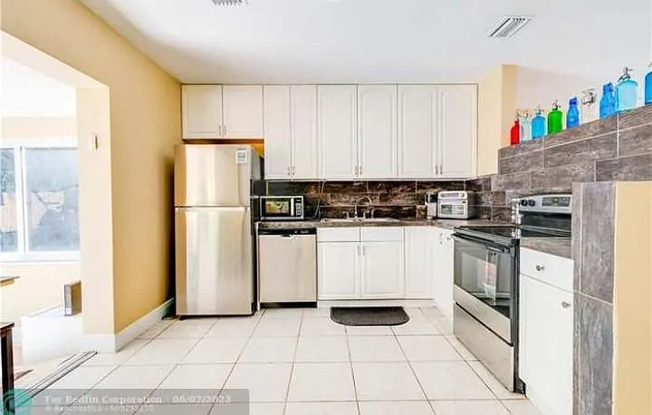 727 NW 18th St — Photo 10