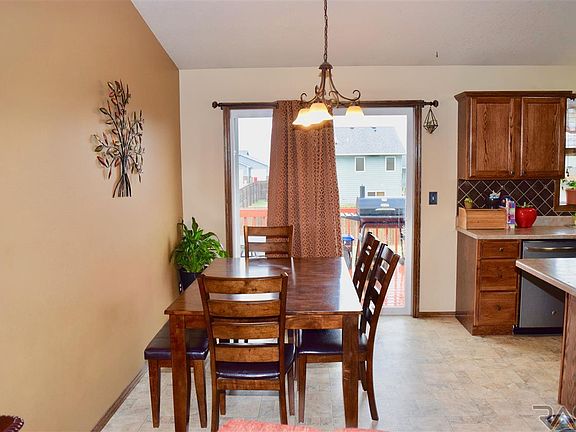 3rd image of 902 Greyhawk Ct