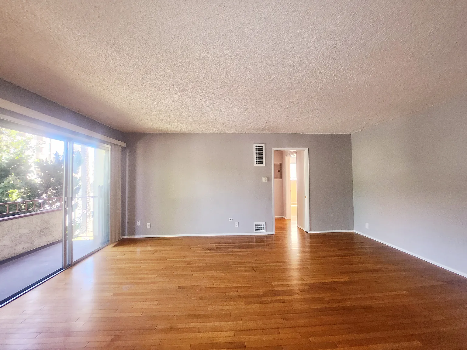 2 bed, 1000 sqft, $2,675 — Photo 4