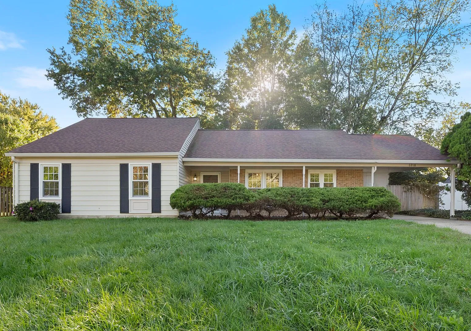 Charming Single-Level Home with Spacious Backyard on a Quiet Alexandria Cul-de-Sac — Photo 1