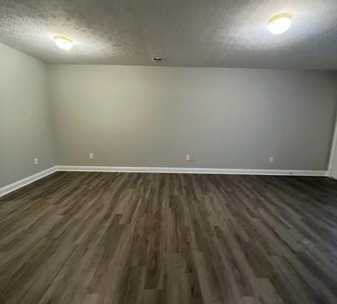 2nd image of 1007 E Oak St