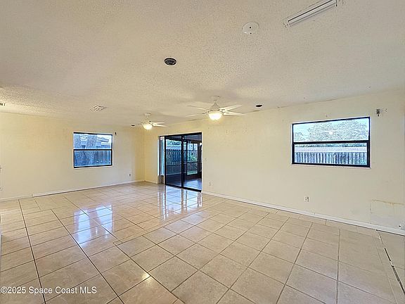 3rd image of 2523 Auburn Dr