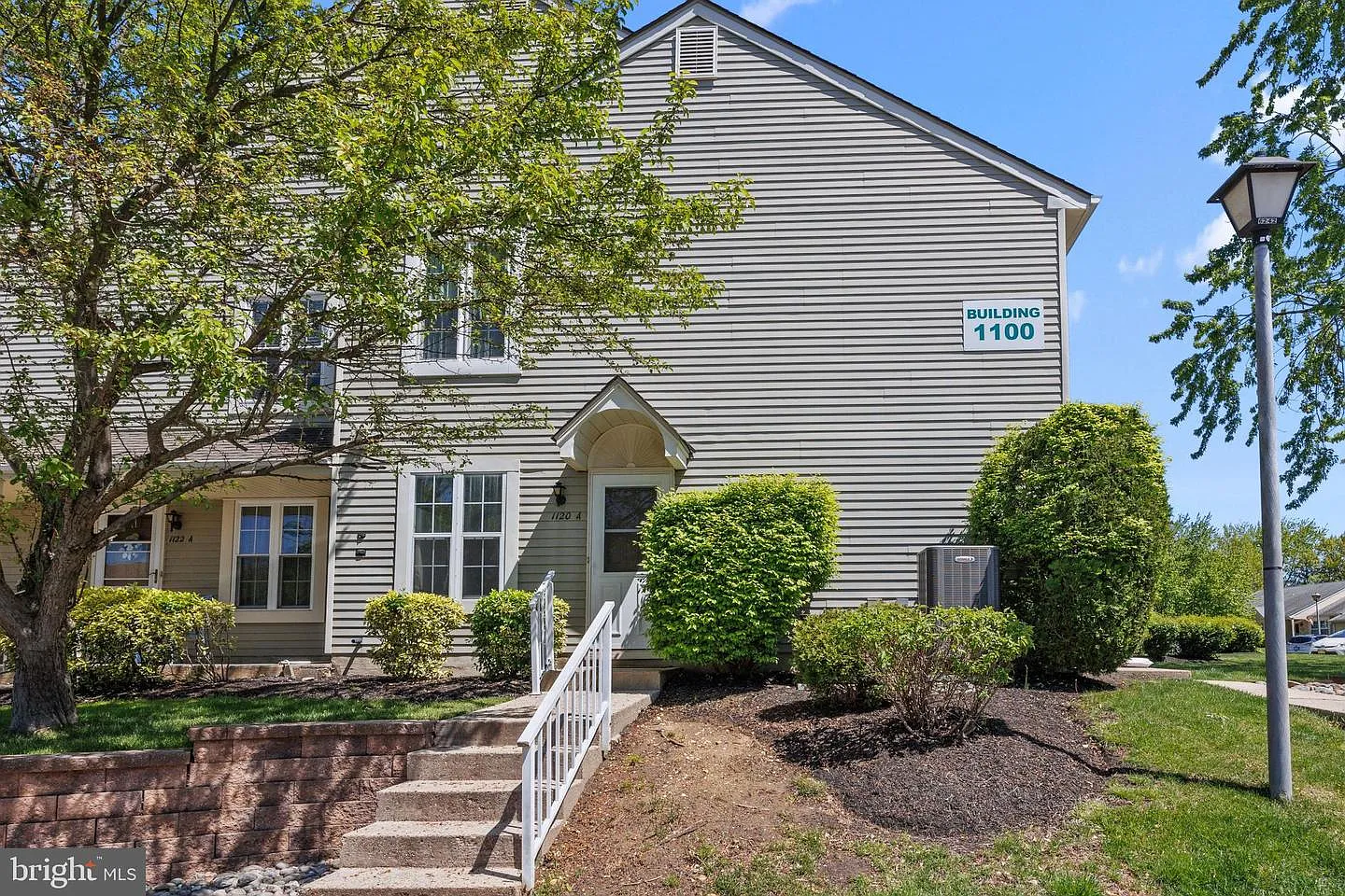 1120 Thornwood Dr photo 1