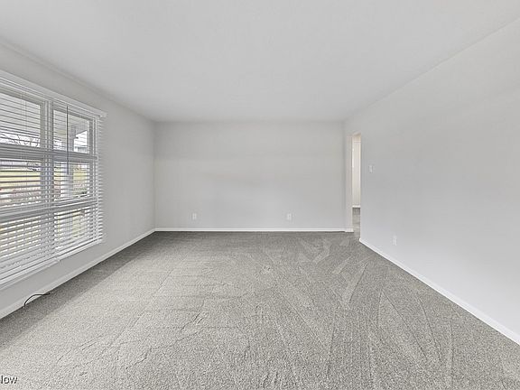 4th image of 131 Loretta Ave